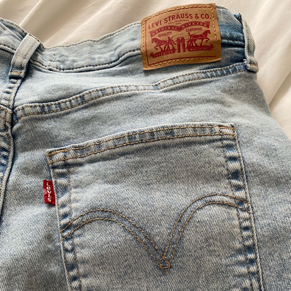 Levi’s High Rise Crop Flare Size 32 High Light Wash